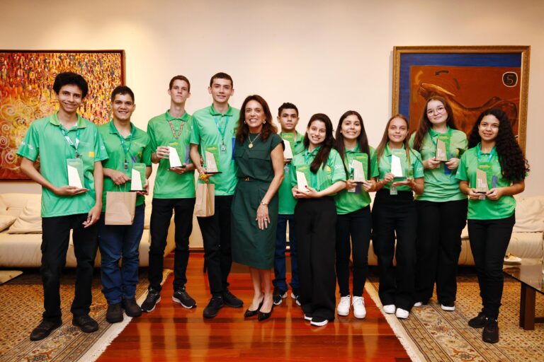 Leia mais sobre o artigo Valparaíso conquista ouro e intercâmbio em Londres no Desafio Aprendizes da Matemática