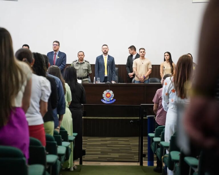 Leia mais sobre o artigo Luziânia homenageia profissionais de saúde mental em sessão solene
