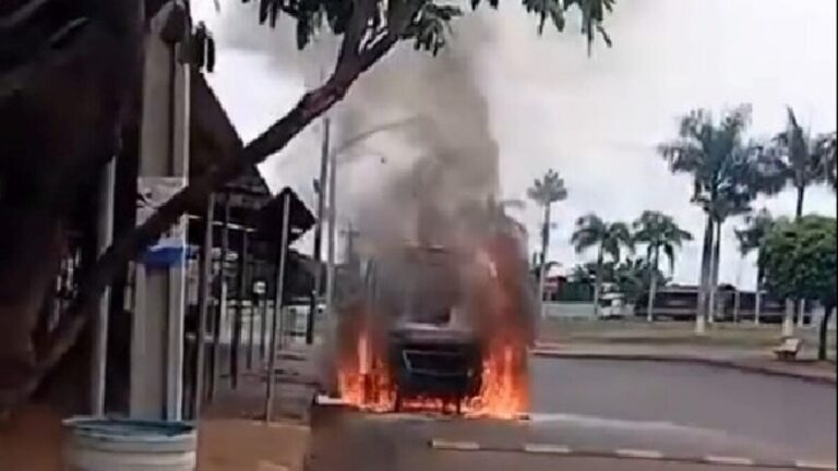 Leia mais sobre o artigo Ambulância pega fogo em transporte de pacientes em Caçu; ninguém se feriu