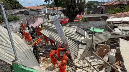 Leia mais sobre o artigo Desabamento em Olinda deixa 2 mortos, 9 feridos e cadeirante soterrada