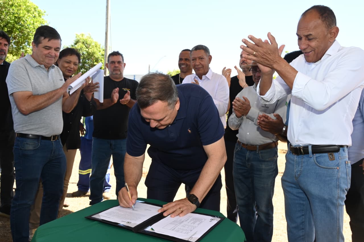 No momento, você está visualizando Mabel assina ordem para recapeamento de 37,97 km em 12 bairros de Goiânia