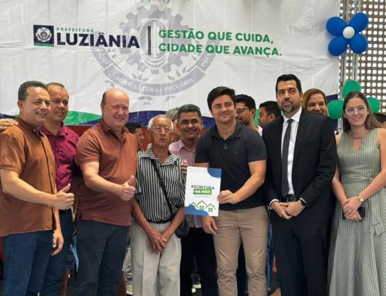 Leia mais sobre o artigo Prefeito Sorgatto entrega escrituras a 450 famílias em Luziânia