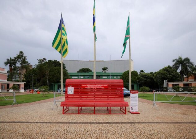 Goiânia inaugura Banco Vermelho na Praça Cívica contra feminicídio