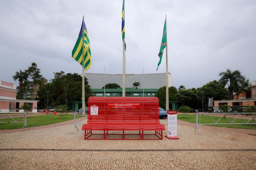 No momento, você está visualizando Goiânia inaugura Banco Vermelho na Praça Cívica contra feminicídio