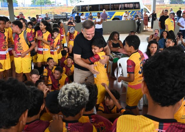 Mabel lança núcleos esportivos e autoriza recuperação de 30,7 km de asfalto no Setor Pedro Ludovico