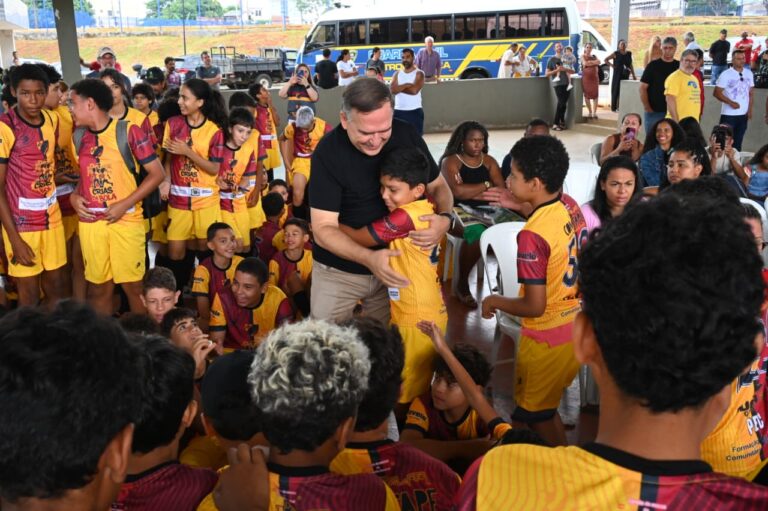 Leia mais sobre o artigo Mabel lança núcleos esportivos e autoriza recuperação de 30,7 km de asfalto no Setor Pedro Ludovico