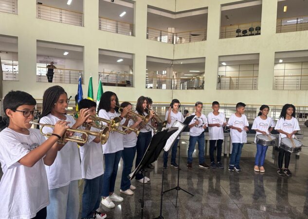 Goiânia entrega novos instrumentos a bandas escolares para fortalecer educação musical