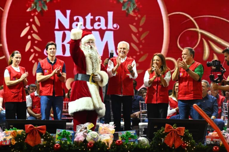 Leia mais sobre o artigo Mabel participa da entrega de 20 mil brinquedos do Natal do Bem em Goiânia