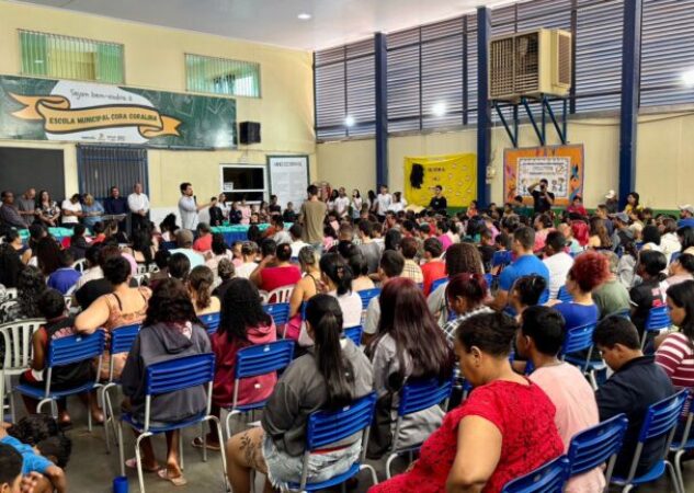 Programa Enxergando o Futuro entrega 400 óculos a alunos da rede municipal