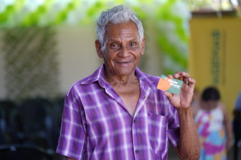 Leia mais sobre o artigo Famílias de Divinópolis recebem 50 cartões do Aluguel Social em ação do Governo de Goiás