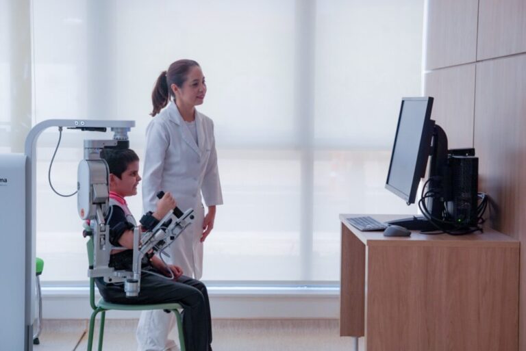 Leia mais sobre o artigo Cora: robôs suíços ajudam crianças com câncer a recuperar movimentos