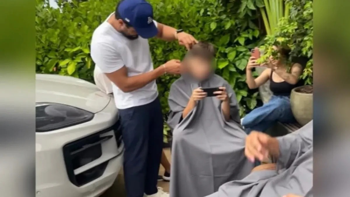 No momento, você está visualizando Sem energia, barbearia no Marista improvisa atendimento na calçada