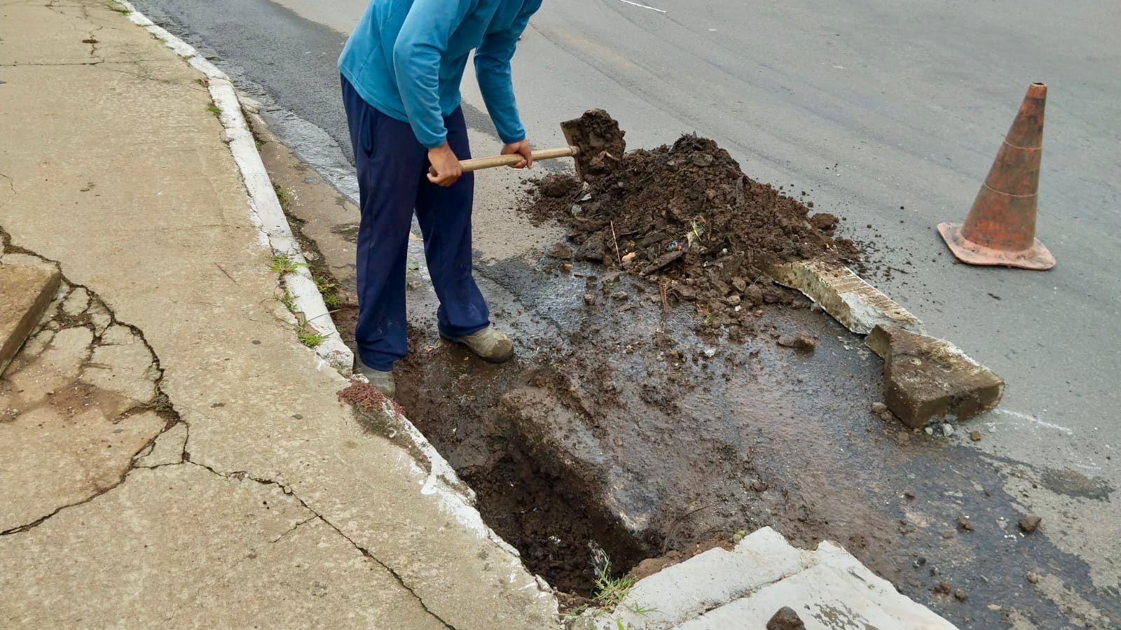 No momento, você está visualizando Prefeitura de Aparecida intensifica ações preventivas de infraestrutura com limpeza de bocas de lobo
