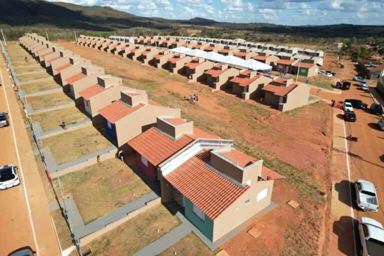 Leia mais sobre o artigo Agehab entrega 50 casas a custo zero em Posse e reforça programa Pra Ter Onde Morar