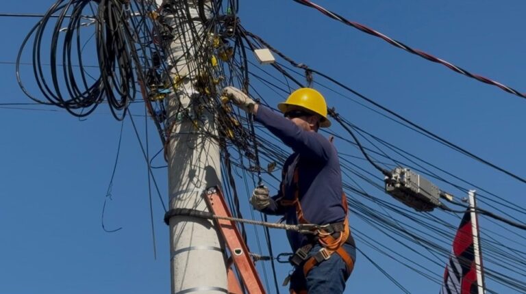 Leia mais sobre o artigo Prefeitura retira 3,7 toneladas de fios inservíveis para reforçar segurança no pré-Carnaval de Goiânia