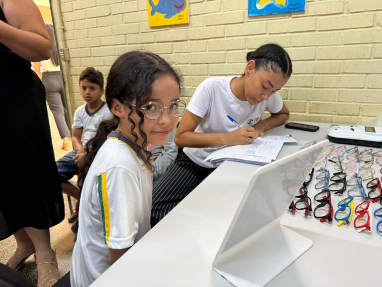 Leia mais sobre o artigo PROGRAMA ENXERGANDO O FUTURO REALIZA EXAMES EM 470 ALUNOS NA E.M. PAULO FREIRE