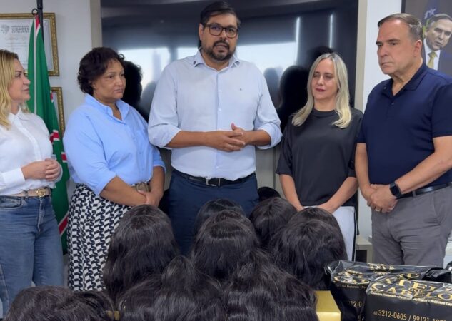 Prefeito Sandro Mabel recebe 96 perucas para doação a mulheres em tratamento de câncer