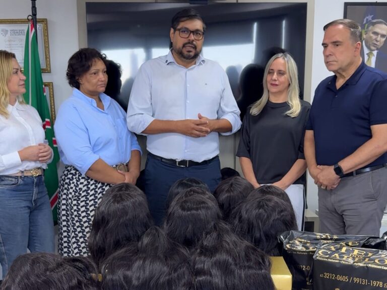Leia mais sobre o artigo Prefeito Sandro Mabel recebe 96 perucas para doação a mulheres em tratamento de câncer