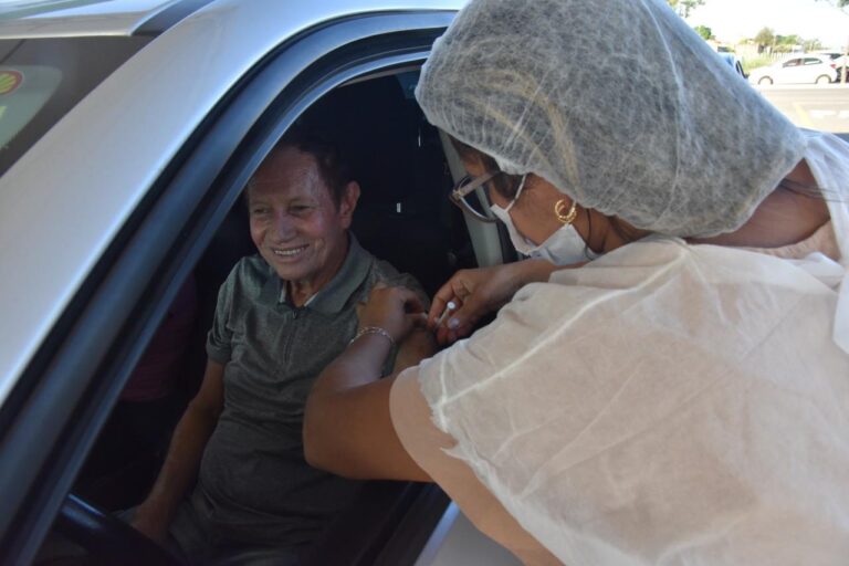 Leia mais sobre o artigo Primeiro drive‑thru de vacinação contra a gripe em Goiás segue até quinta‑feira, 30, em Aparecida