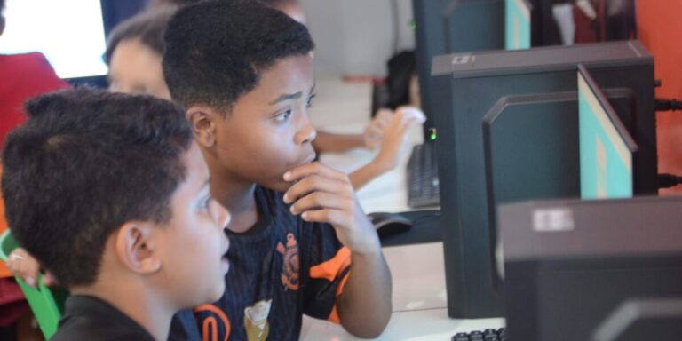 Leia mais sobre o artigo Robótica e tecnologia: Goiás Social abre mais de mil vagas para cursos gratuitos em 21 cidades