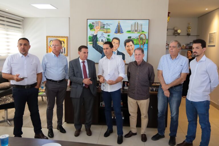 Leia mais sobre o artigo Prefeito Vilela e senador Vanderlan anunciam início das obras de asfalto no Rosa dos Ventos e novos investimentos para Aparecida