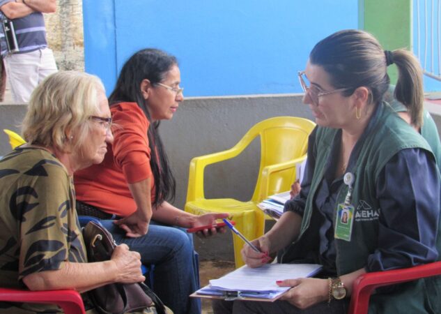 Agehab orienta moradores de Catalão sobre regularização fundiária e entrega 19 escrituras