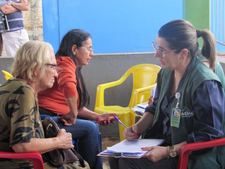 Leia mais sobre o artigo Agehab orienta moradores de Catalão sobre regularização fundiária e entrega 19 escrituras