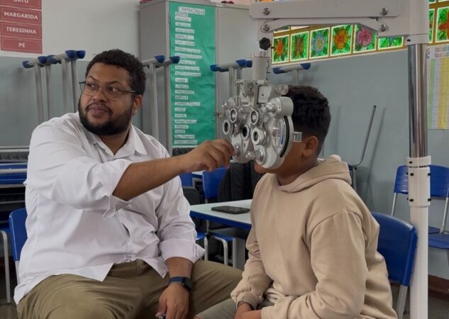 Prefeitura leva exames oftalmológicos a 250 estudantes da Escola Municipal Honestino Guimarães, em Goiânia