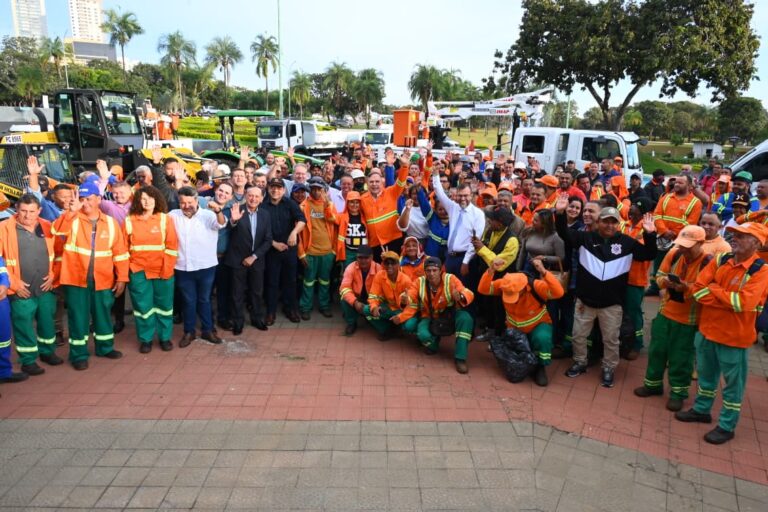 Leia mais sobre o artigo Prefeito Sandro Mabel apresenta nova frota da Comurg com 167 equipamentos