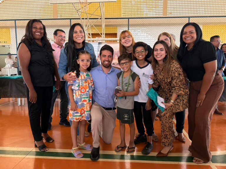 Leia mais sobre o artigo PROJETO ENXERGANDO O FUTURO BENEFICIA 342 ESTUDANTES DA REDE MUNICIPAL COM ENTREGA GRATUITA DE ÓCULOS