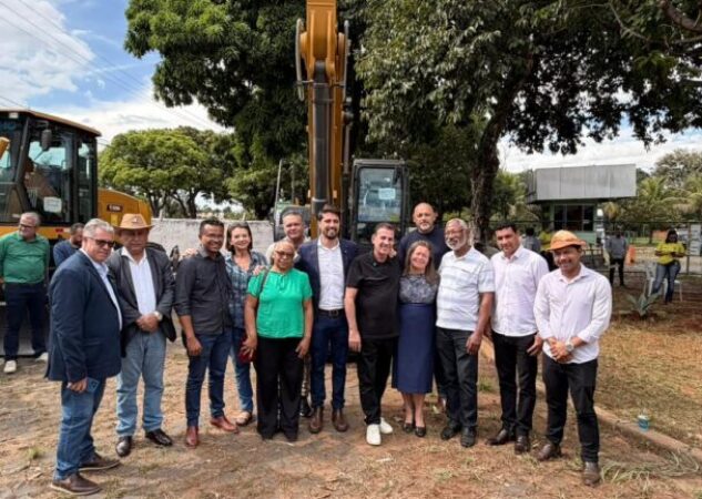 Escavadeira hidráulica reforça infraestrutura de Valparaíso de Goiás com entrega viabilizada por emenda parlamentar