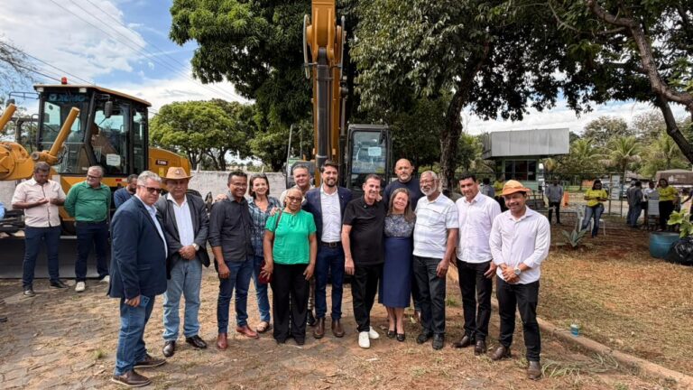 Leia mais sobre o artigo Escavadeira hidráulica reforça infraestrutura de Valparaíso de Goiás com entrega viabilizada por emenda parlamentar