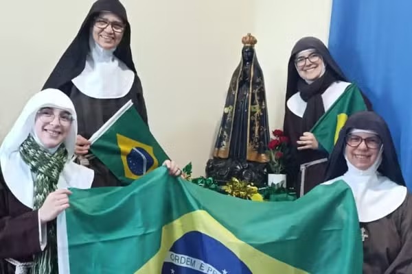 Leia mais sobre o artigo Enclausuradas e devotas de Santa Clara viralizam ao celebrar virada do Brasil na Copa 2026