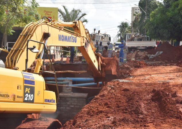 Prefeito Leandro Vilela inspeciona obras de mobilidade e drenagem em Aparecida de Goiânia