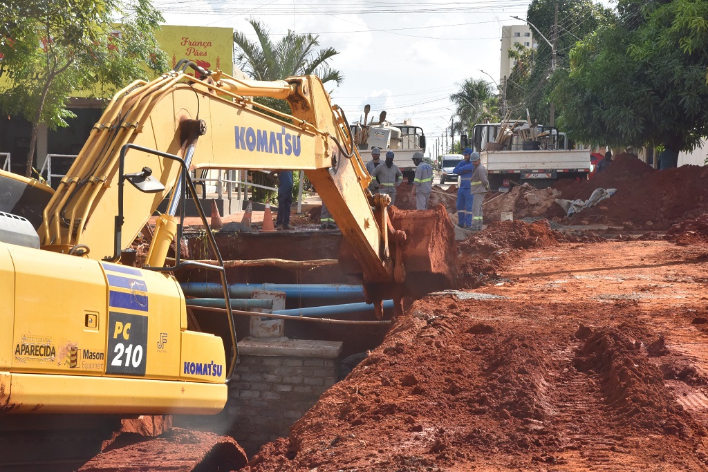 No momento, você está visualizando Prefeito Leandro Vilela inspeciona obras de mobilidade e drenagem em Aparecida de Goiânia