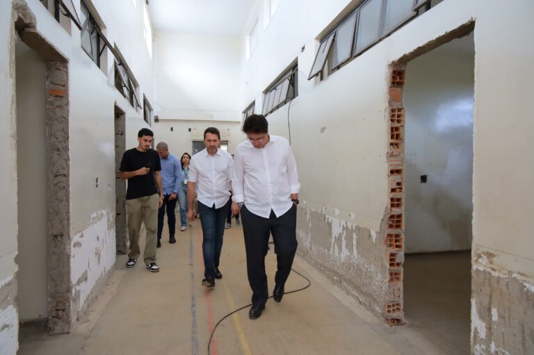 Leia mais sobre o artigo Prefeito Vilela visita obras da Saúde e cobra cumprimento de prazos de entrega das construções