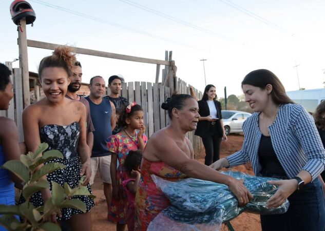 Prefeitura e Governo de Goiás entregam mais 2,1 mil cobertores a famílias de Aparecida