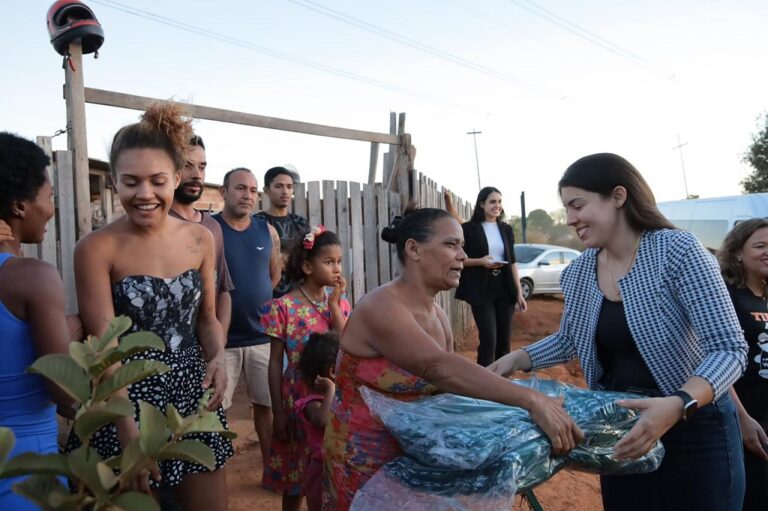 Leia mais sobre o artigo Prefeitura e Governo de Goiás entregam mais 2,1 mil cobertores a famílias de Aparecida