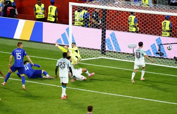 No momento, você está visualizando Tecnologia decisiva: chip na bola detectou toque que anulou o gol da Croácia e classificou Portugal