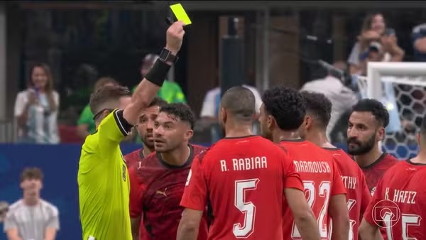 No momento, você está visualizando Egito formaliza queixa à FIFA contra arbitragem francesa após eliminação na Copa