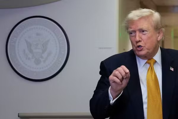 Leia mais sobre o artigo Trump diz ter desistido de cobrar pedágio de 20% a embarcações no Estreito de Ormuz