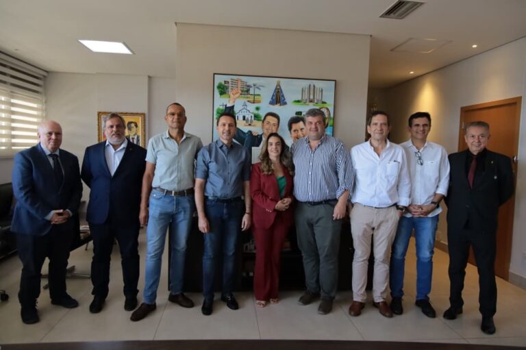Leia mais sobre o artigo Prefeitura de Aparecida amplia diálogo para cooperação econômica e tecnológica durante visita de missão portuguesa à cidade