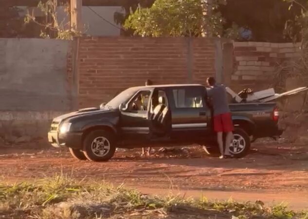 Prefeitura de Aparecida identifica e apreende veículo flagrado descartando entulho em área recém-limpa