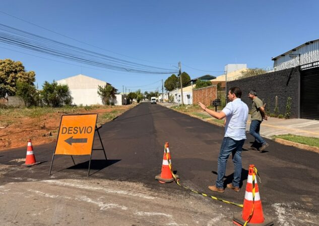 Prefeito Leandro Vilela vistoria recapeamento na Vila Alzira