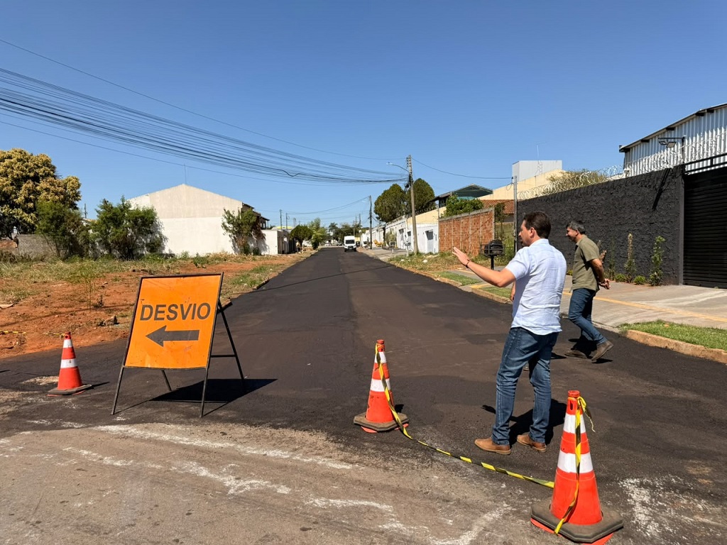 No momento, você está visualizando Prefeito Leandro Vilela vistoria recapeamento na Vila Alzira