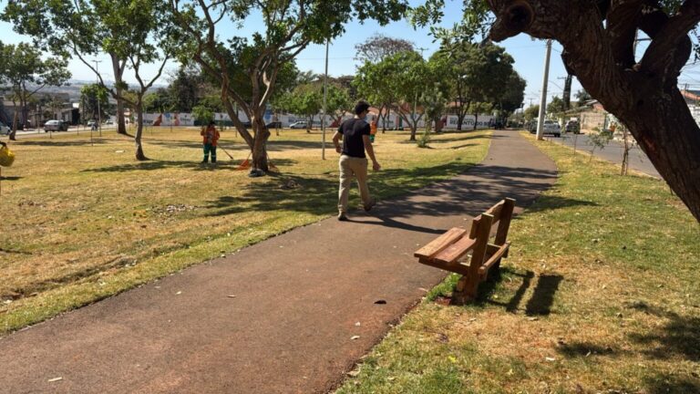 Leia mais sobre o artigo Sandro Mabel vistoria praças revitalizadas na Região Noroeste de Goiânia