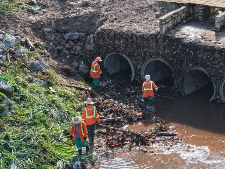 Leia mais sobre o artigo Comurg reforça limpeza de córregos e já alcança 4 milhões de m² em Goiânia